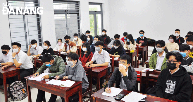 Học sinh lớp 12  ôn tập để chuẩn bị cho kỳ thi tốt nghiệp THPT năm 2022. Ảnh: NGỌC HÀ	