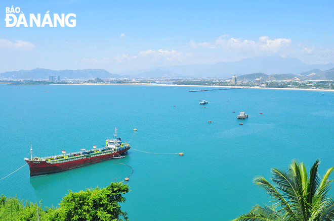 Việc phát triển cảng Liên Chiểu góp phần tăng cường vị thế của Đà Nẵng như một trung tâm logistics quốc tế quan trọng. TRONG ẢNH: Địa điểm xây cảng Liên Chiểu, nhìn từ đèo Hải Vân.  Ảnh: THÀNH LÂN	