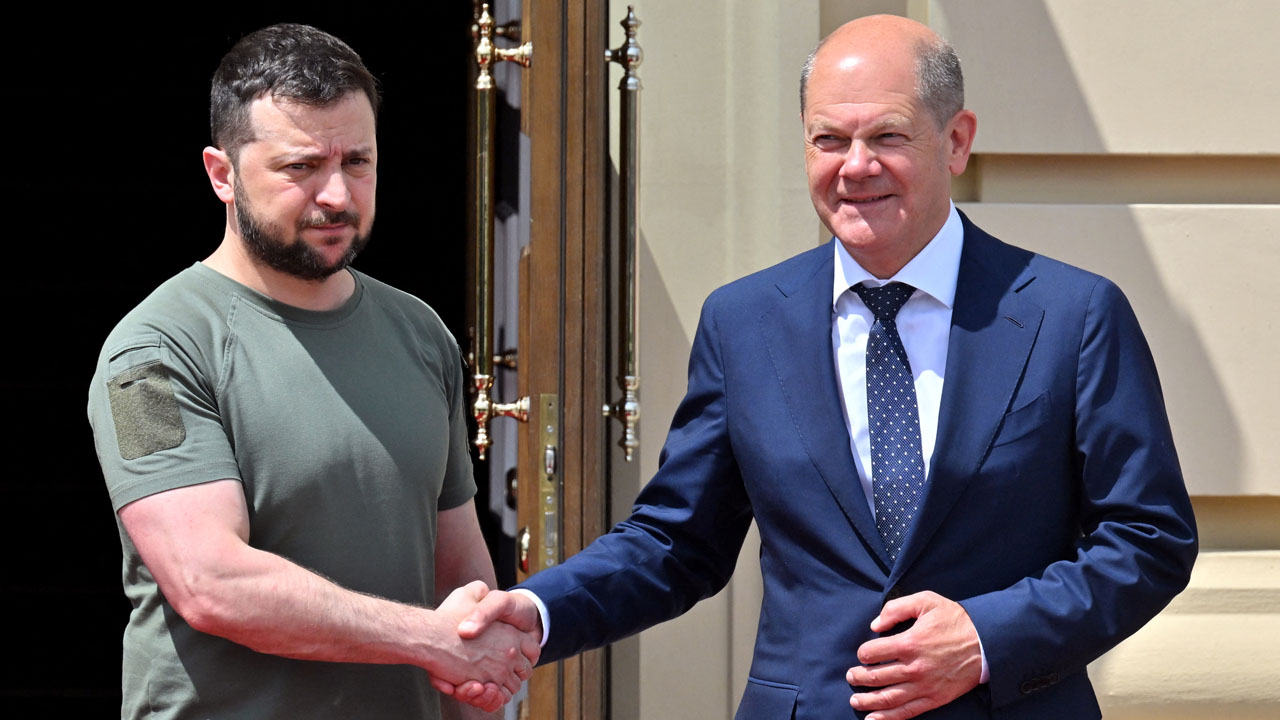Tổng thống Ukraine Volodymyr Zelensky (trái) tiếp Tổng thống Đức Olaf Scholz tại Kiev vào tháng 6-2022. Ảnh: AFP	