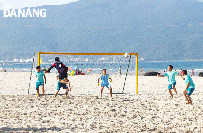Bóng đá bãi biển nam là một trong những môn thể thao thế mạnh được thành phố chú trọng đầu tư phát triển. Ảnh: P.N