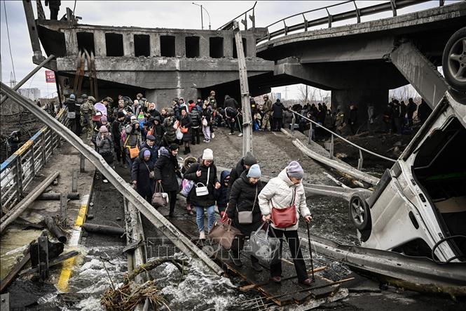 Người dân sơ tán khỏi thành phố Irpin, tây bắc thủ đô Kiev, Ukraine, ngày 5/3/2022. Ảnh minh họa: AFP/TTXVN