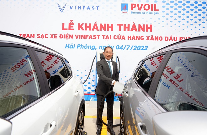 Chủ tịch Hội đồng Quản trị PVOIL Cao Hoài Dương thực hiện nghi thức sạc chiếc xe điện đầu tiên tại trạm sạc PVOIL Cát Hải, Hải Phòng.