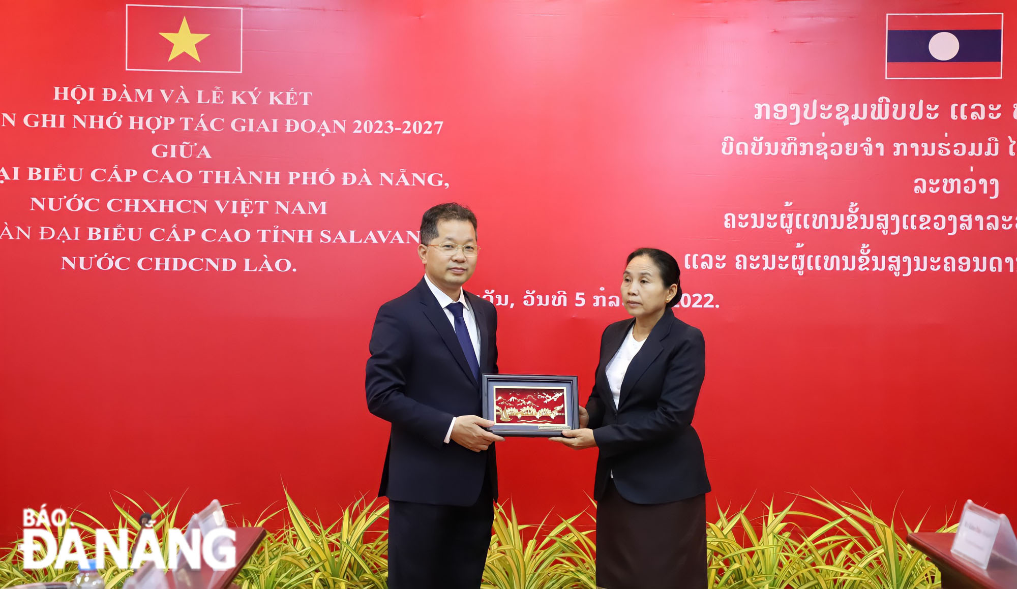 Bí thư Thành ủy Nguyễn Văn Quảng (bên trái) tặng quà lưu niệm cho lãnh đạo tỉnh Salavane. Ảnh: NGỌC PHÚ