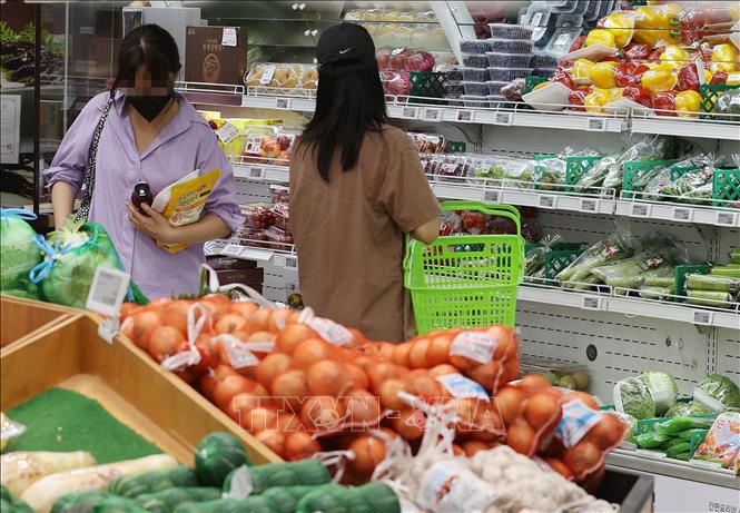 Người dân chọn mua hàng tại một siêu thị ở Seoul, Hàn Quốc, ngày 26/6/2022. Ảnh: Yonhap/TTXVN