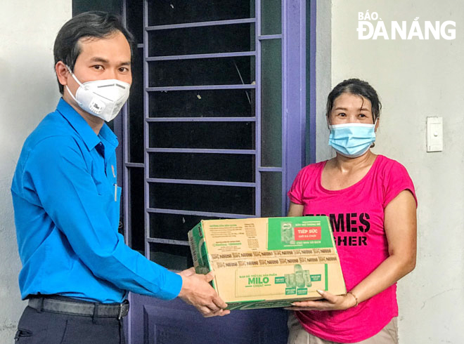 Mr Nguyen Duy Minh (left), Chairman of the Da Nang Labour Confederation, presents gifts to workers of a self-managed group in Hoa Tho Tay Ward, Cam Le District in 2021. Photo: T.Y