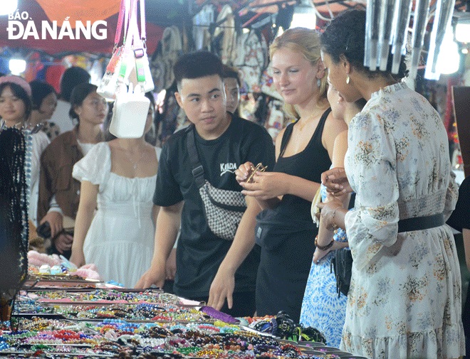  Foreign visitors doing shopping at the Son Tra Night Market. Photo: THU HA