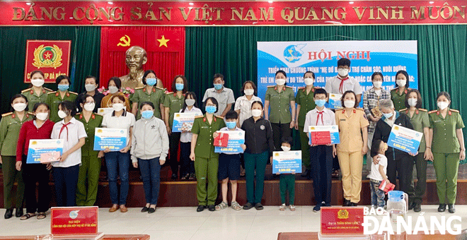 Da Nang Police’s Women Union gave financial support to 17 destitute children at the 