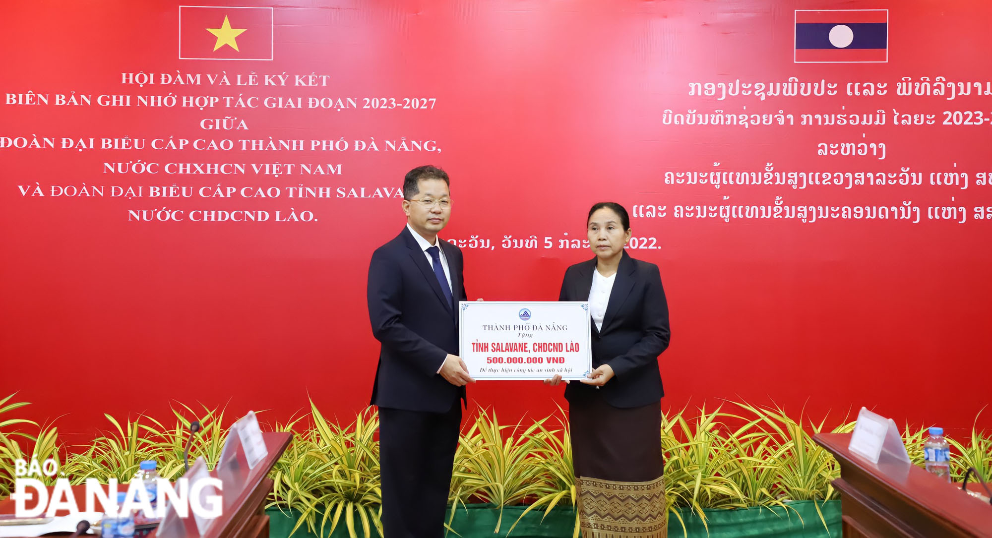 Secretary Quang (left) giving financial support worth VND500 million to Salavan Province. Photo: NGOC PHU