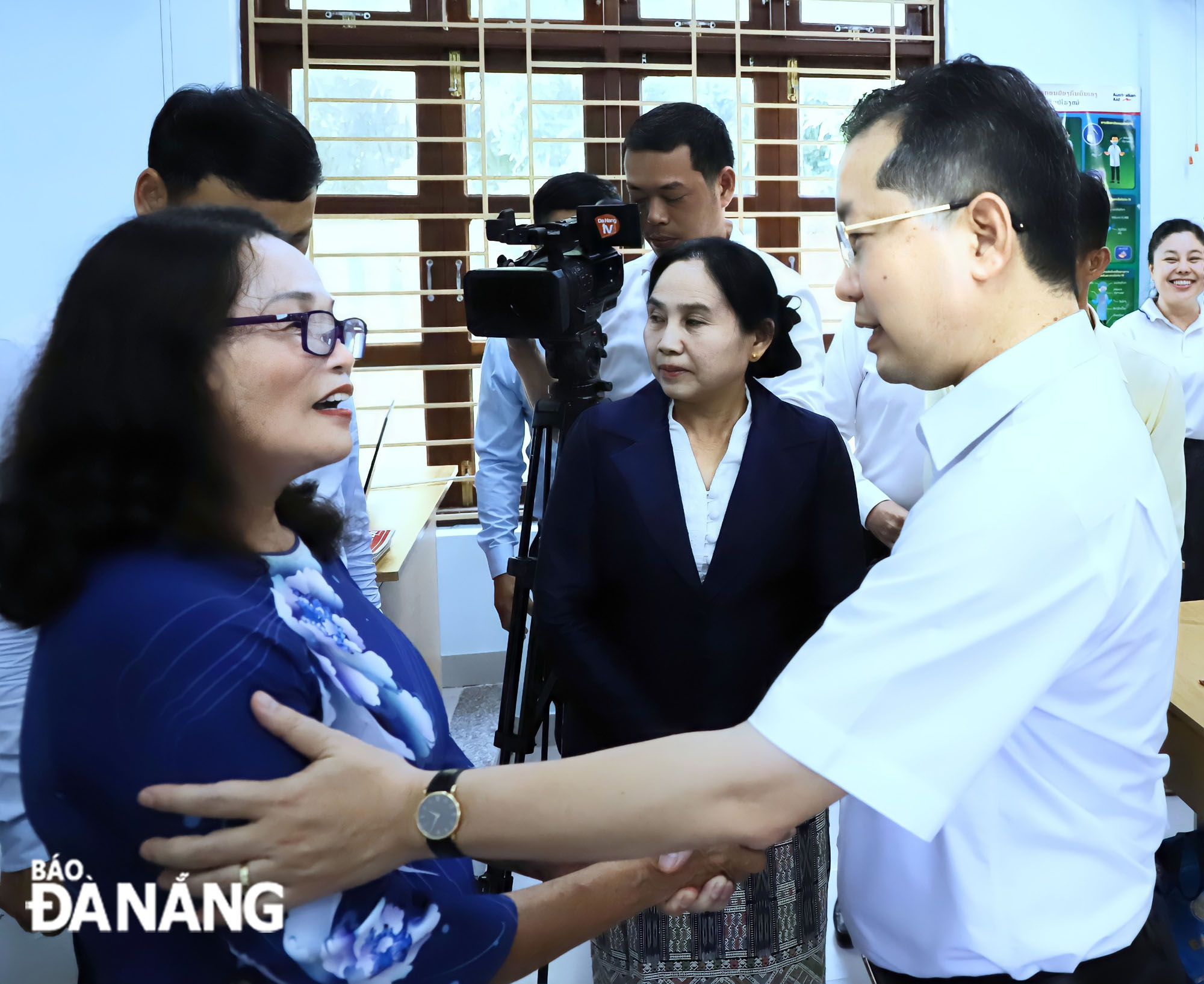 Secretary Quang (right) giving spiritual encouragement to the Da Nang teacher who is teaching Vietnamese language at the Vietnamese Language Centre in Salavane Province.