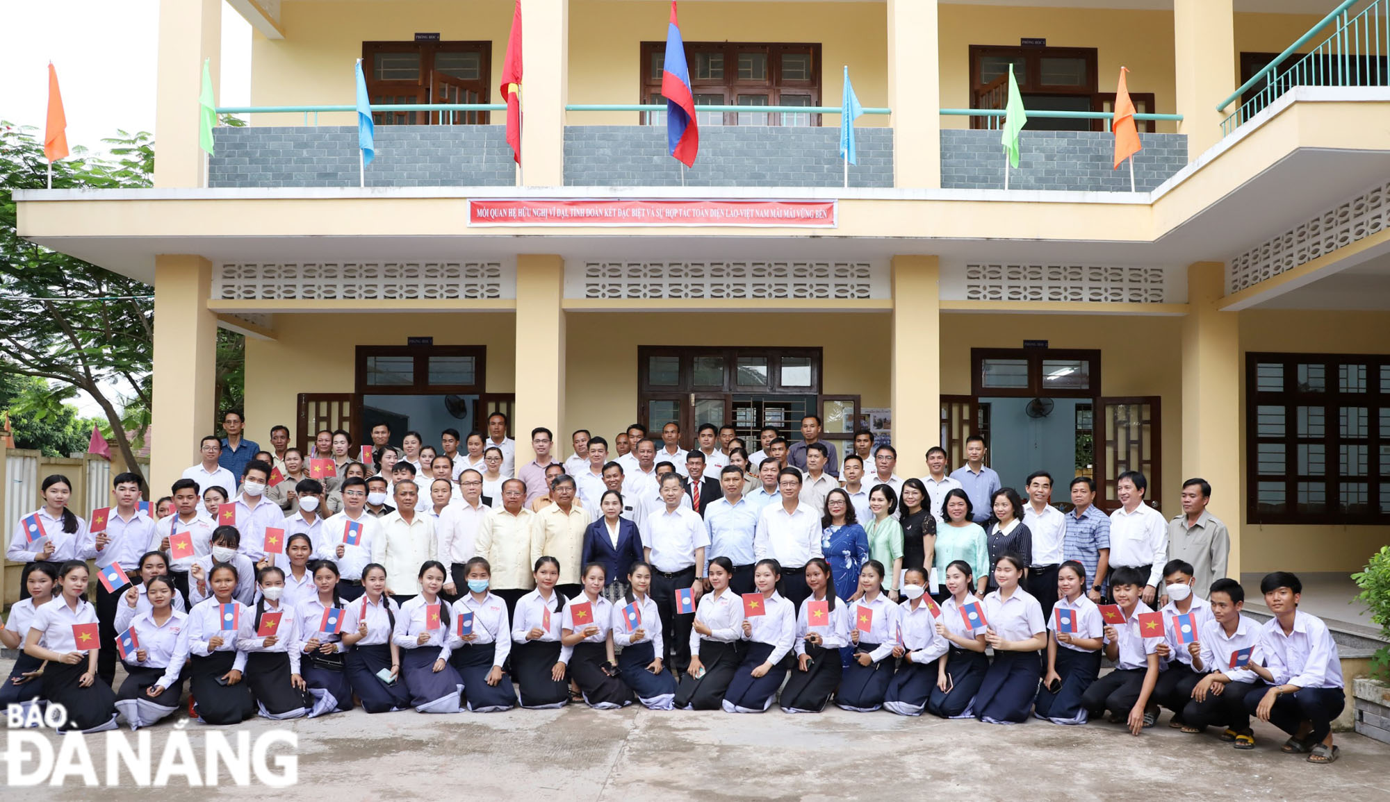 The high-ranking delegation of Da Nang taking souvenir photos with teaching staff and students of the Vietnamese Language Centre in Salavan Province.