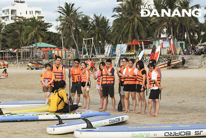 Early in the morning, several participants already prepare for SUP  