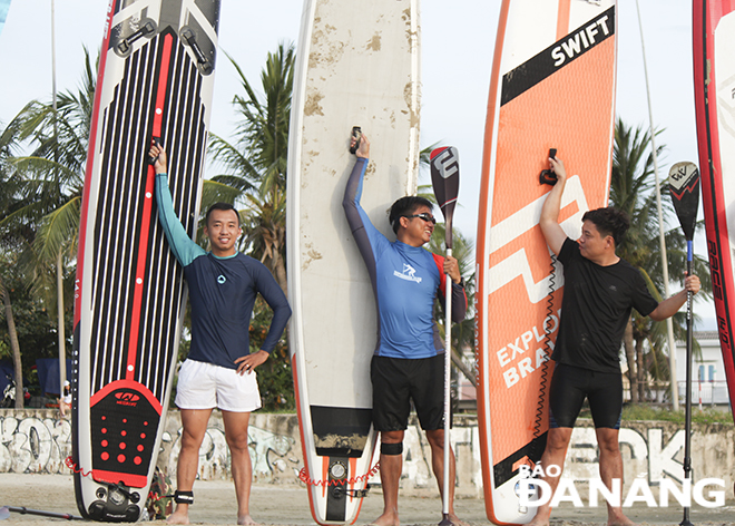 Members of Da Nang SUP Club are about to paddle