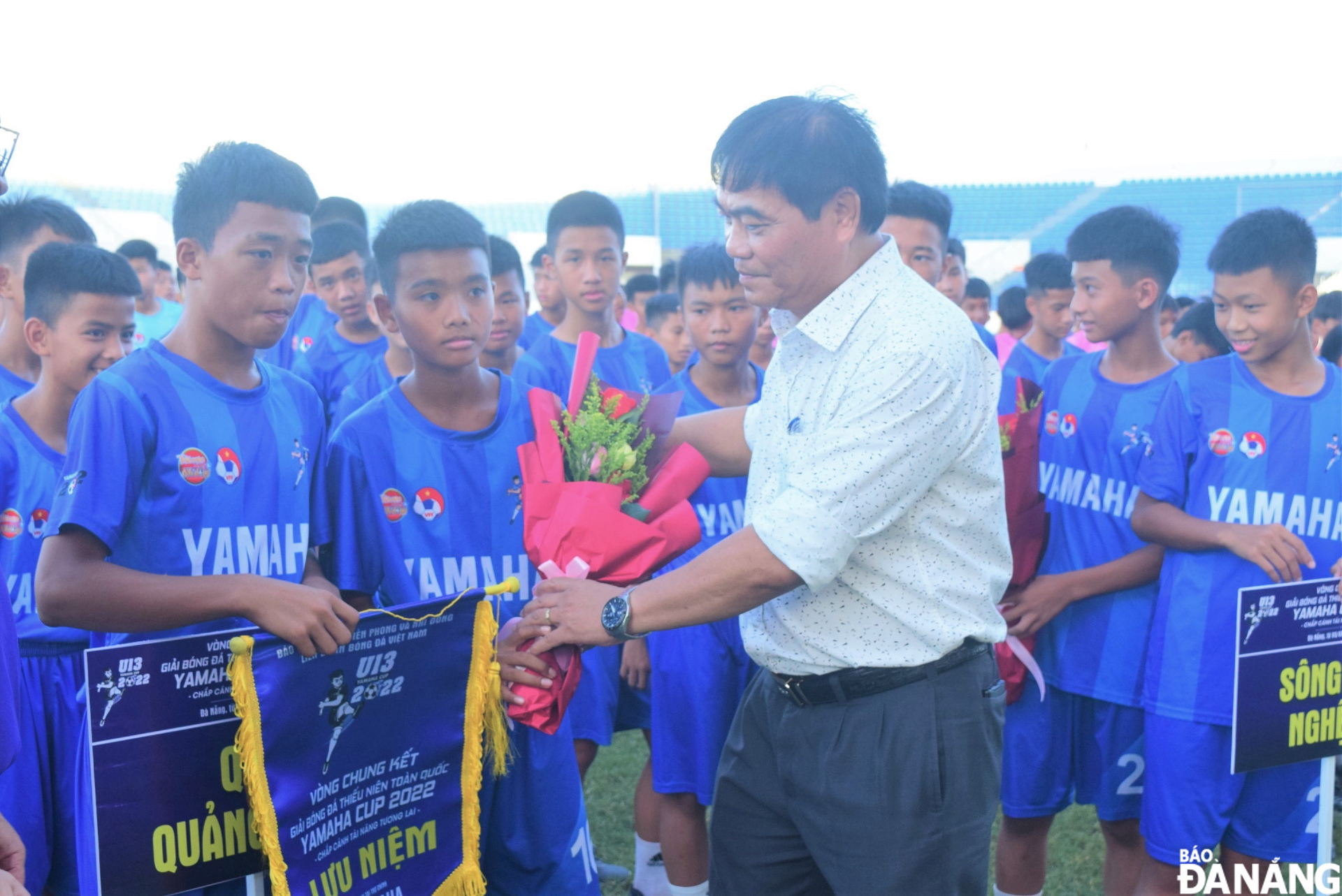 Ông Nguyễn Trọng Thao, Phó Giám đốc Sở Văn hóa và Thể thao tặng hoa chúc mừng các cầu thủ. Ảnh: P.N