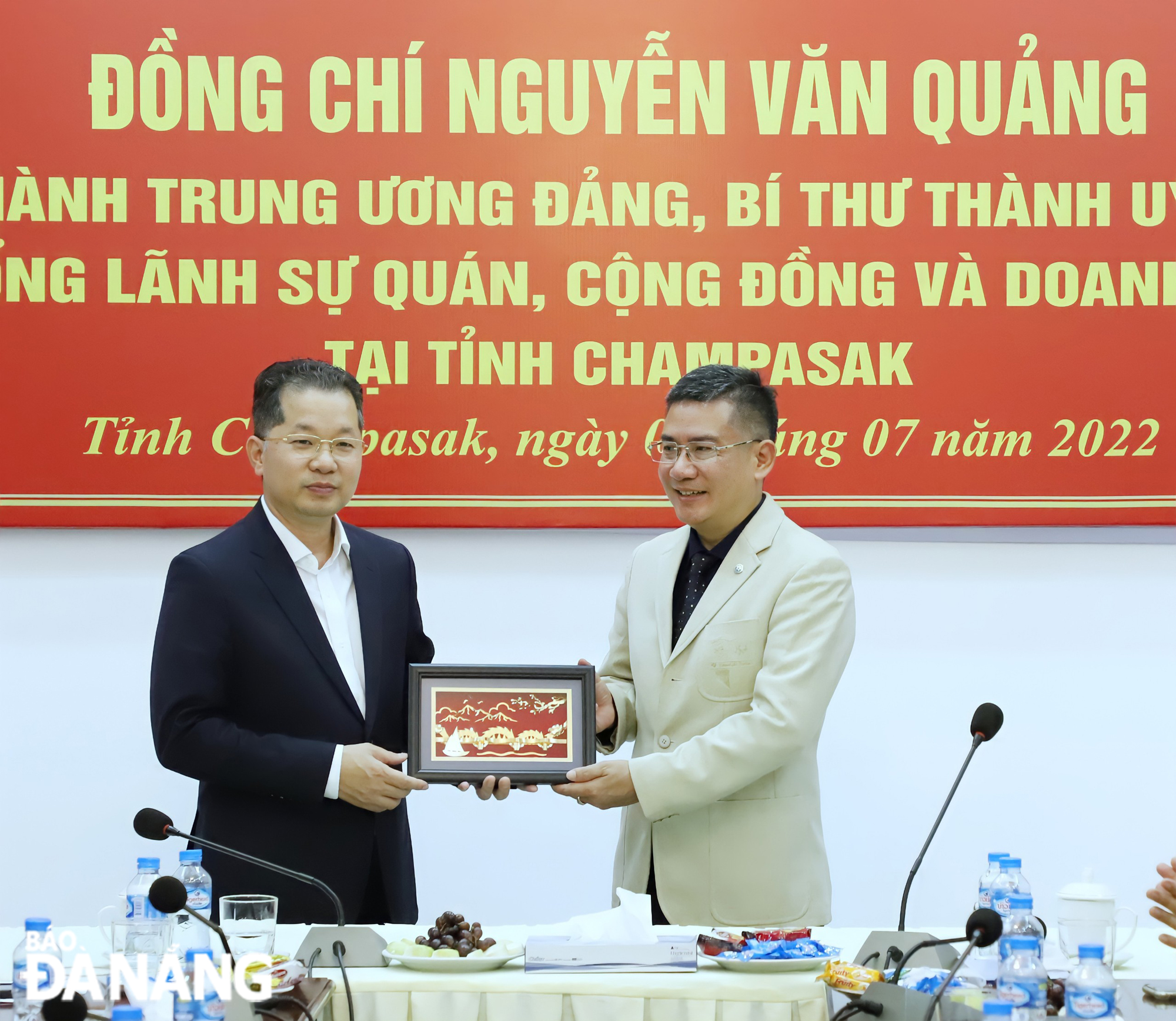 Da Nang Party Committee Secretary Nguyen Van Quang (left) presenting a souvenir to the Consul General of Viet Nam in Pakse Nguyen Van Trung. Photo: NGOC PHU