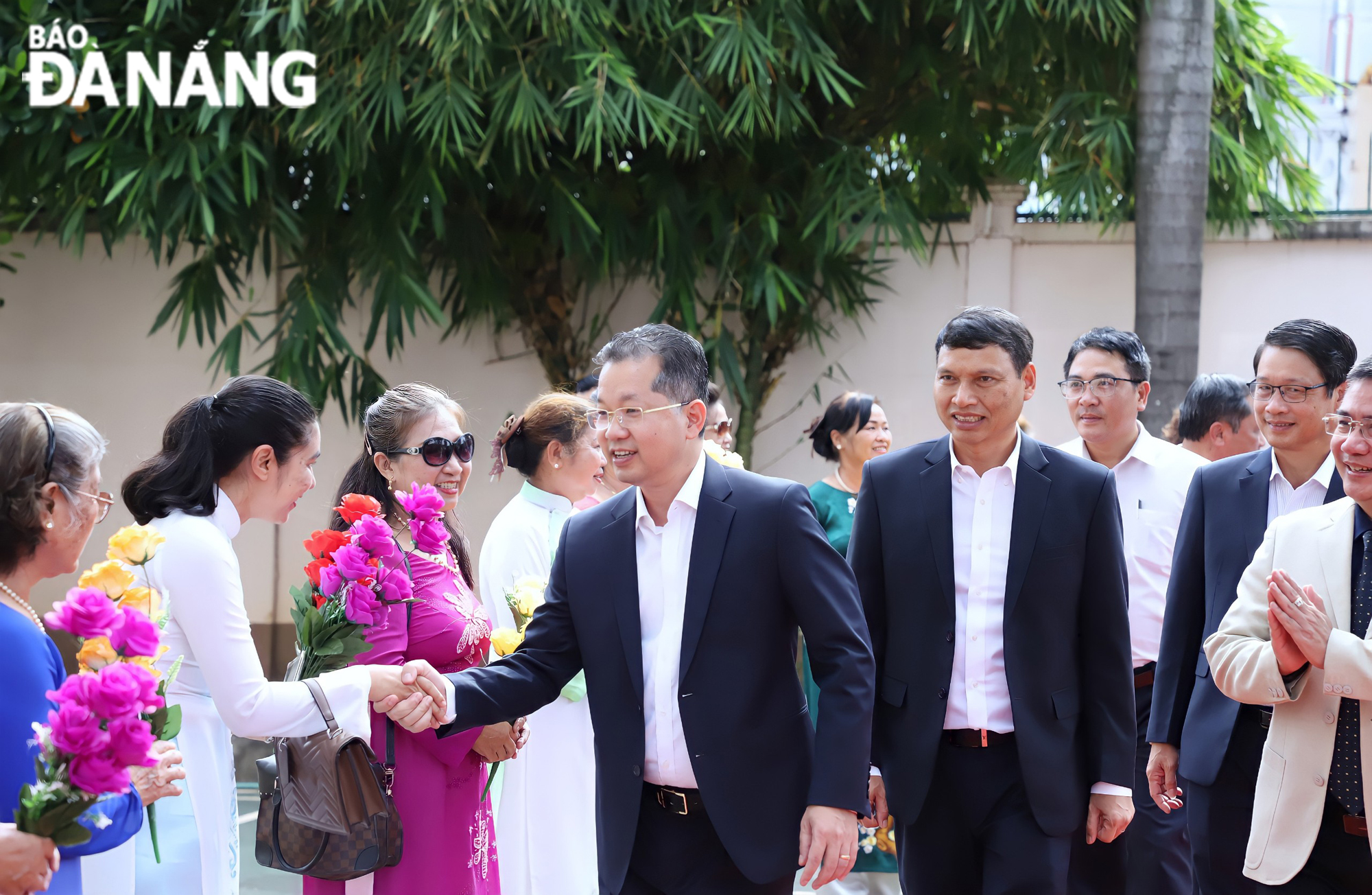 Secretary Nguyen Van Quang shaking hands with Vietnamese expatriates in Champasak Province. Photo: NGOC PHU