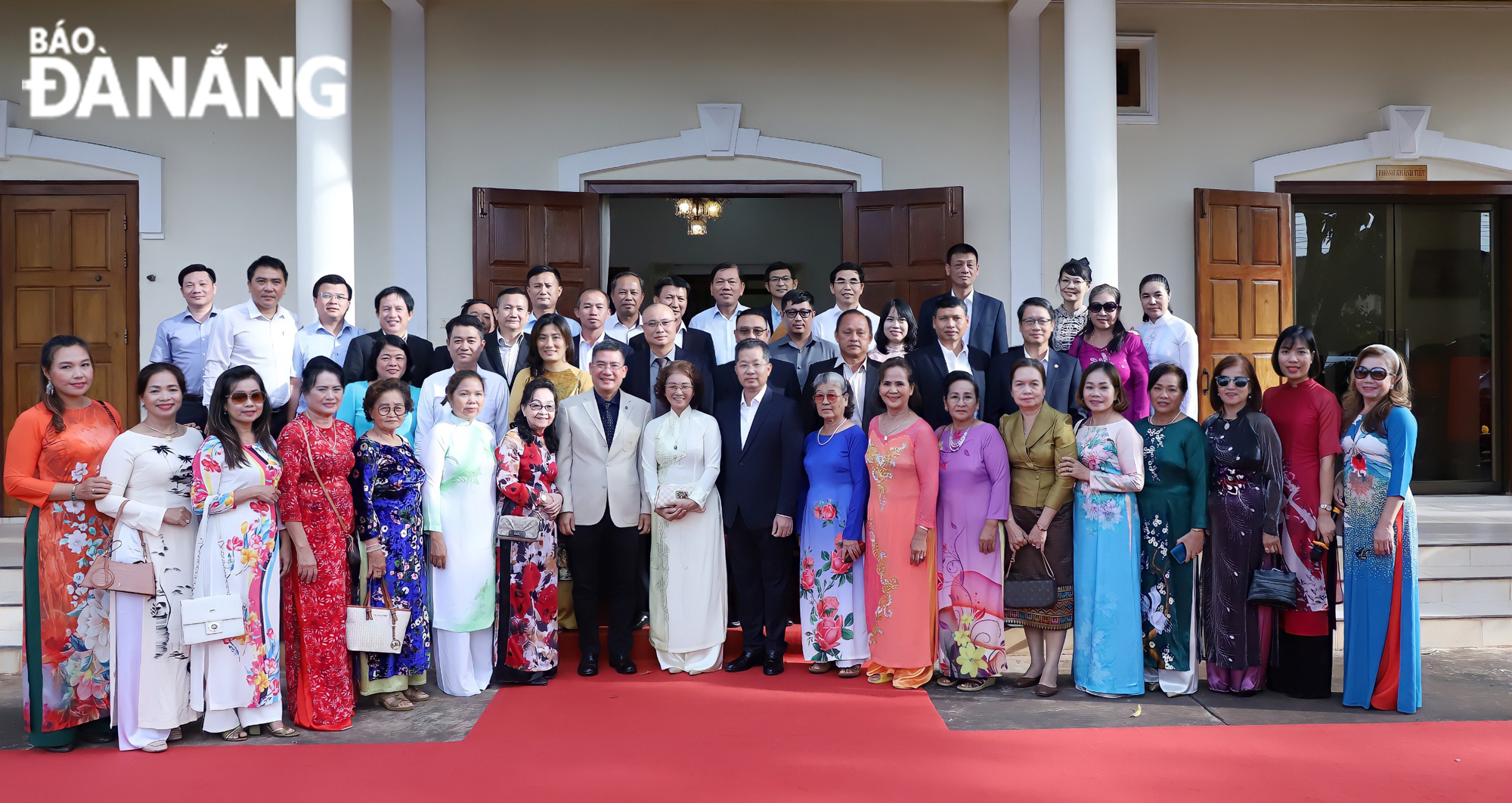 Da Nang's senior leaders taking pictures with staff of the Consulate General of Viet Nam in Pakse City, and Vietnamese expatriates in Champasak Province. Photo: NGOC PHU