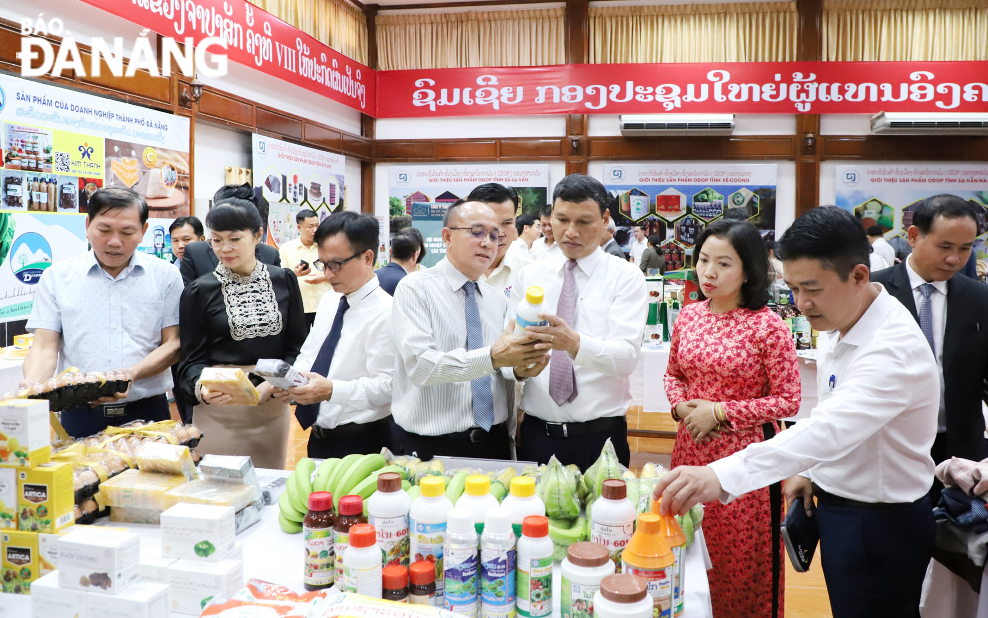 Standing Vice Chairman of the Da Nang People's Committee Ho Ky Minh visiting Da Nang's booths at the fair. Photo: NGOC PHU