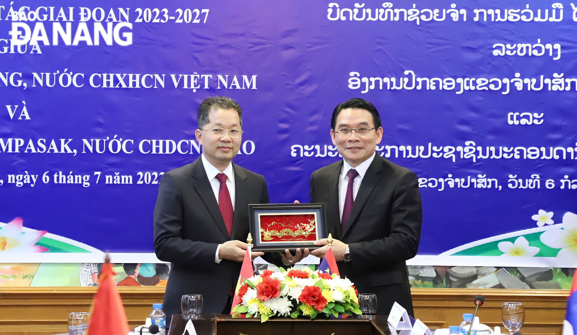 Da Nang Party Committee Secretary Nguyen Van Quang (left) presenting a souvenir to Secretary of the Party Committee and Governor of Champasak Province Vilayvong Boutdakham. Photo: NGOC PHU