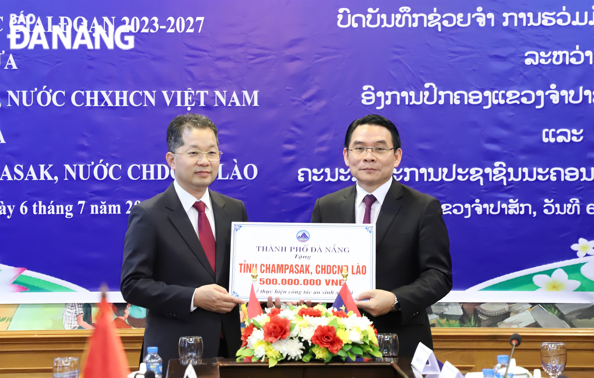 Da Nang Party Committee Secretary Nguyen Van Quang (left) donating VND 500 million from the city budget to support Champasak Province to implement social security work. Photo: NGOC PHU