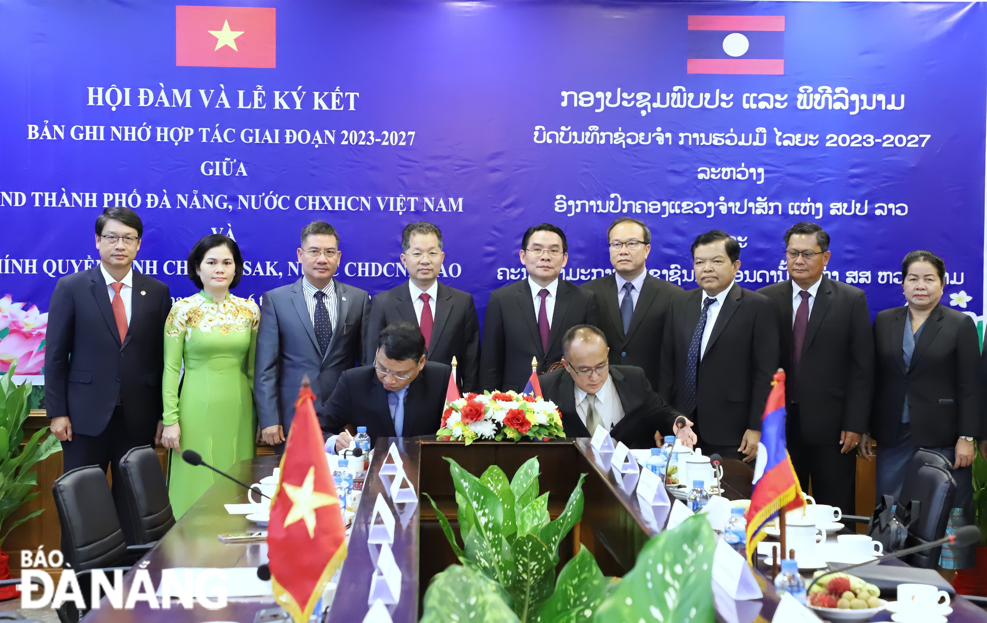 The signing of a memorandum of understanding on cooperation between Da Nang and Champasak Province over the 2023-2027 period in progress. Photo: NGOC PHU