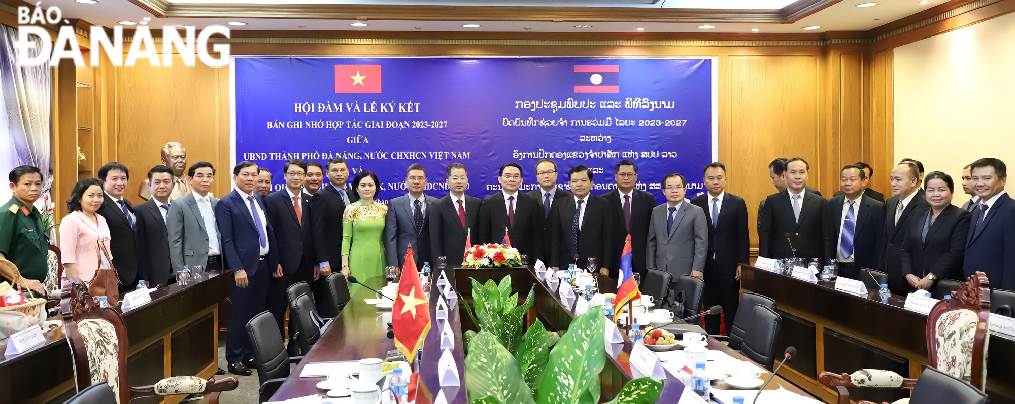 Senior leaders of Da Nang and Champasak Province taking souvenir photos. Photo: NGOC PHU