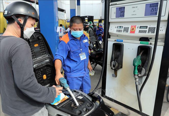 Khách mua xăng tại cửa hàng của Petrolimex. Ảnh tư liệu: Trần Việt/TTXVN