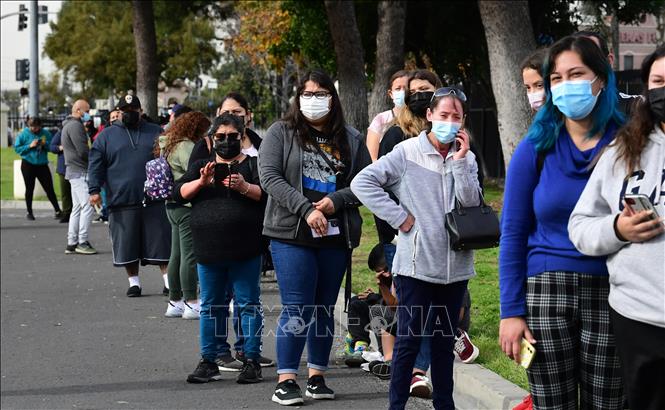 Người dân xếp hàng chờ xét nghiệm Covid-19 tại Los Angeles, bang California, Mỹ. Ảnh tư liệu: AFP/TTXVN