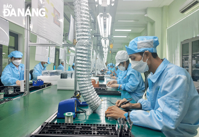 Sản xuất linh kiện điện tử tại Khu Công nghệ cao Đà Nẵng. Ảnh: TRIỆU TÙNG