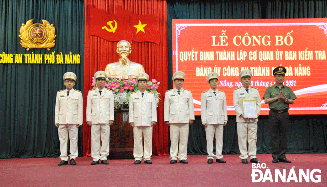 Thượng tướng Nguyễn Văn Thành, Thứ trưởng Bộ Công an (bên phải) trao quyết định thành lập Ủy ban Kiểm tra Đảng ủy Công an thành phố Đà Nẵng.(Ảnh chụp tháng 4-2021)Ảnh: Lê Hùng Tải
