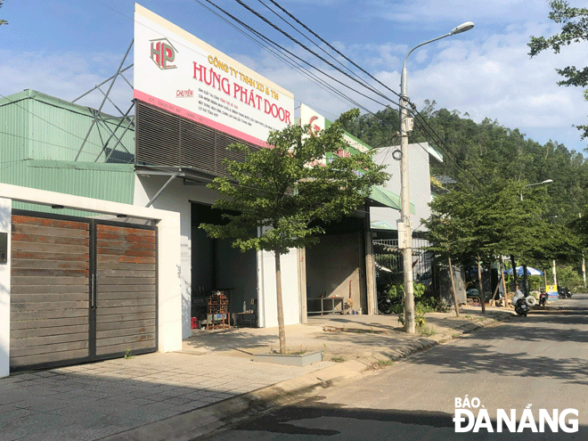 Một cơ sở chuyên làm nội thất gia dụng trên đường Khánh An 8, phường Hòa Khánh Nam (quận Liên Chiểu) nằm cạnh khu dân cư. Ảnh: N.P