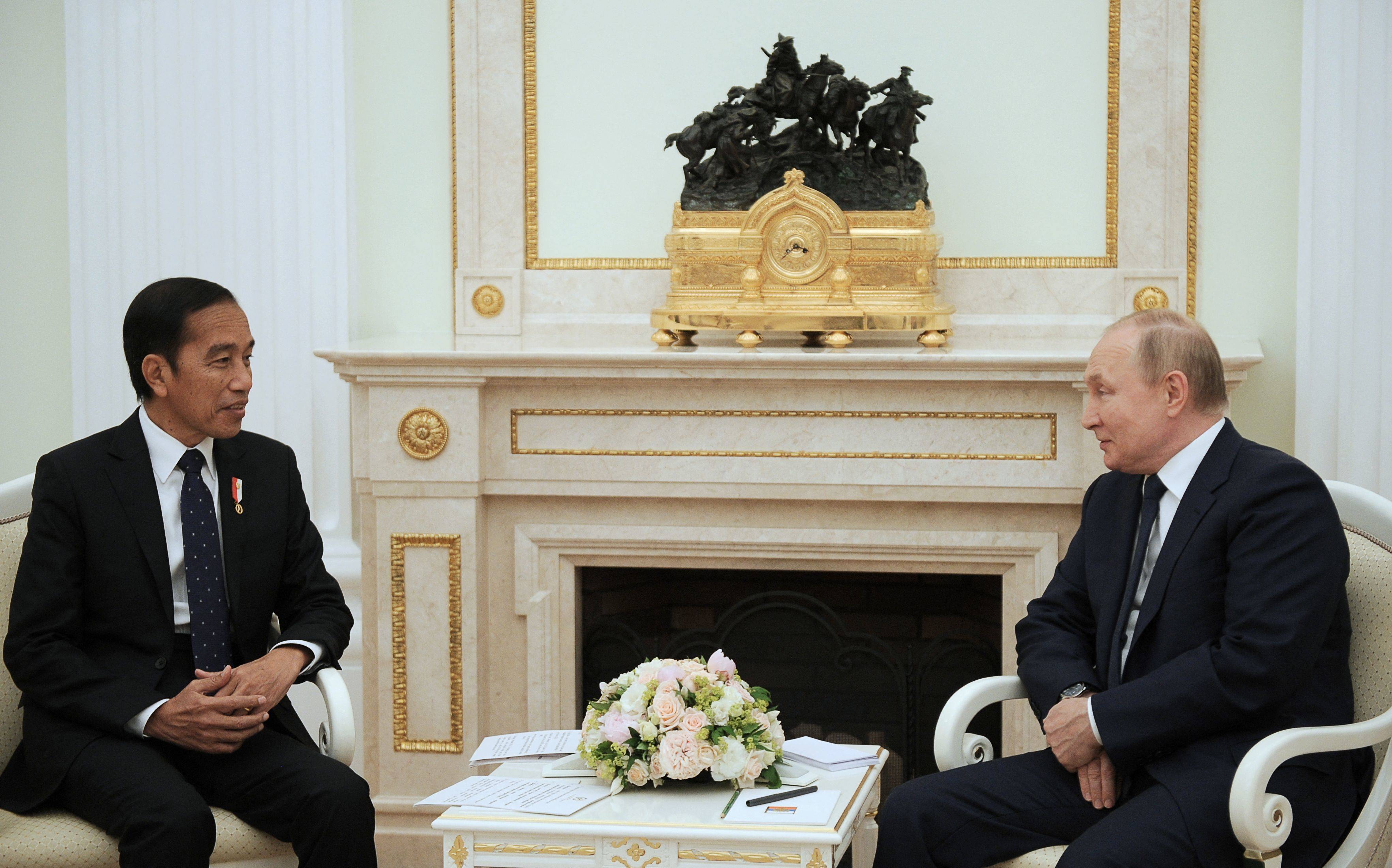 Tổng thống Nga Vladimir Putin (phải) đối thoại với người đồng cấp Indonesia Joko Widodo trong cuộc gặp tại Điện Kremlin ở Moscow (Nga) ngày 30-6-2022. Ảnh: AFP
