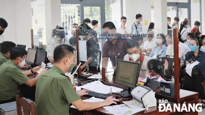 Người dân đến làm thủ tục cấp hộ chiếu mẫu mới tại Phòng Quản lý xuất nhập cảnh, Công an thành phố Đà Nẵng. Ảnh: ĐẮC MẠNH	