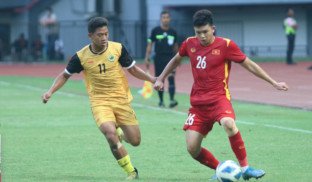 U19 Việt Nam (phải) dù chơi với đội hình nhiều cầu thủ dự bị vẫn có được chiến thắng cách biệt. Ảnh: VFF