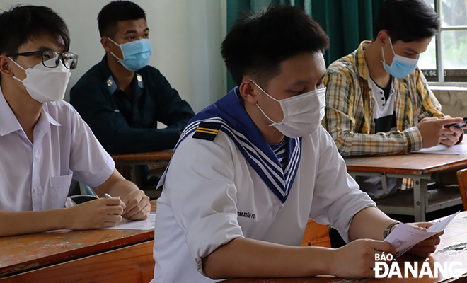 Candidates check personal information before taking the tests. Photo: NGOC HA