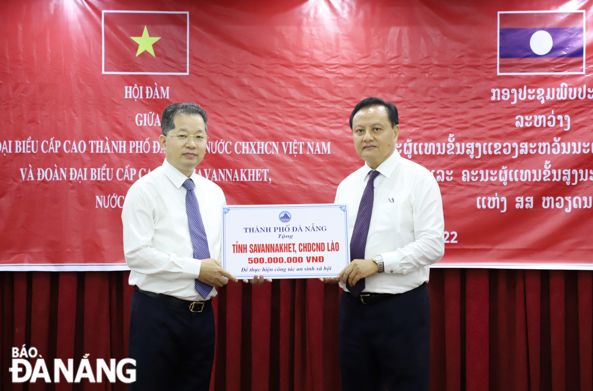 Da Nang Party Committee Secretary Nguyen Van Quang (left) donating VND 500 million from the city budget to support Savannakhet Province to carry out social welfare activities. Photo: NGOC PHU