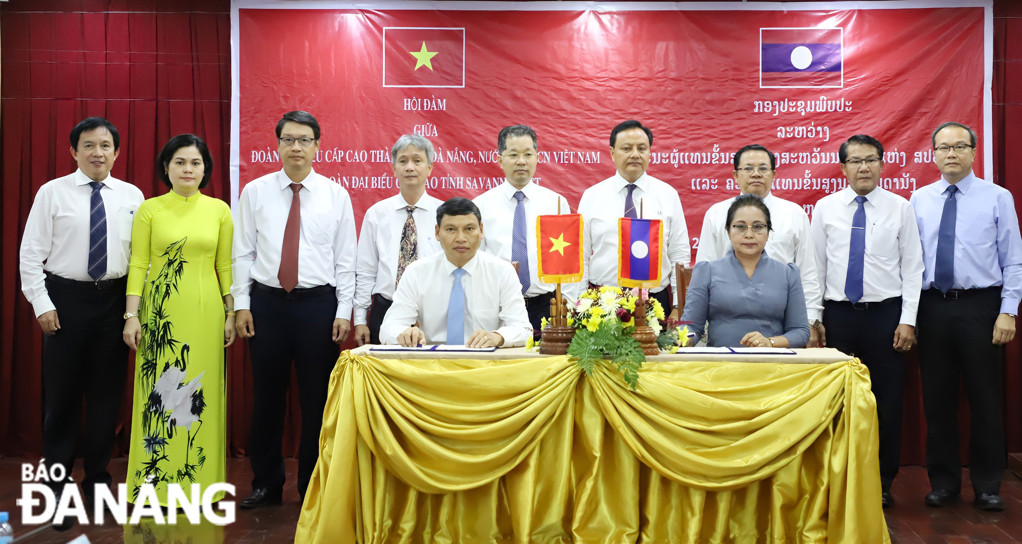 The signing of a memorandum of understanding on cooperation between Da Nang and Savannakhet Province over the 2023-2027 period in progress. Photo: NGOC PHU