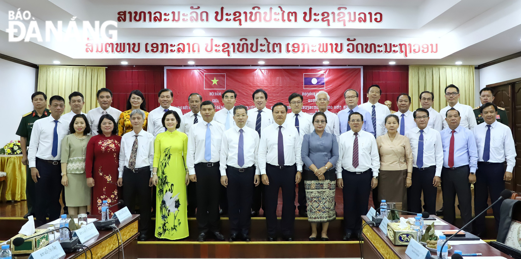 Senior leaders of Da Nang and Savannakhet Province taking a souvenir photo. Photo: NGOC PHU