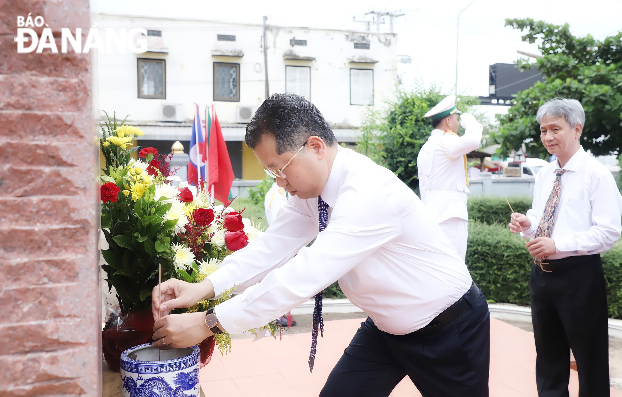 Secretary Nguyen Van Quang burning incense at the commemorative site for late President Ho Chi Minh. Photo: NGOC PHU