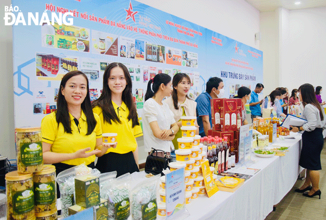 Da Nang producers hope for more opportunities to attend supply-demand connection conferences in order to introduce locally-made products to modern distributors. IN THE PHOTO: Covangs fresh tofu products were first introduced to such conference in Da Nang on June 17. Photo: QUYNH TRANG