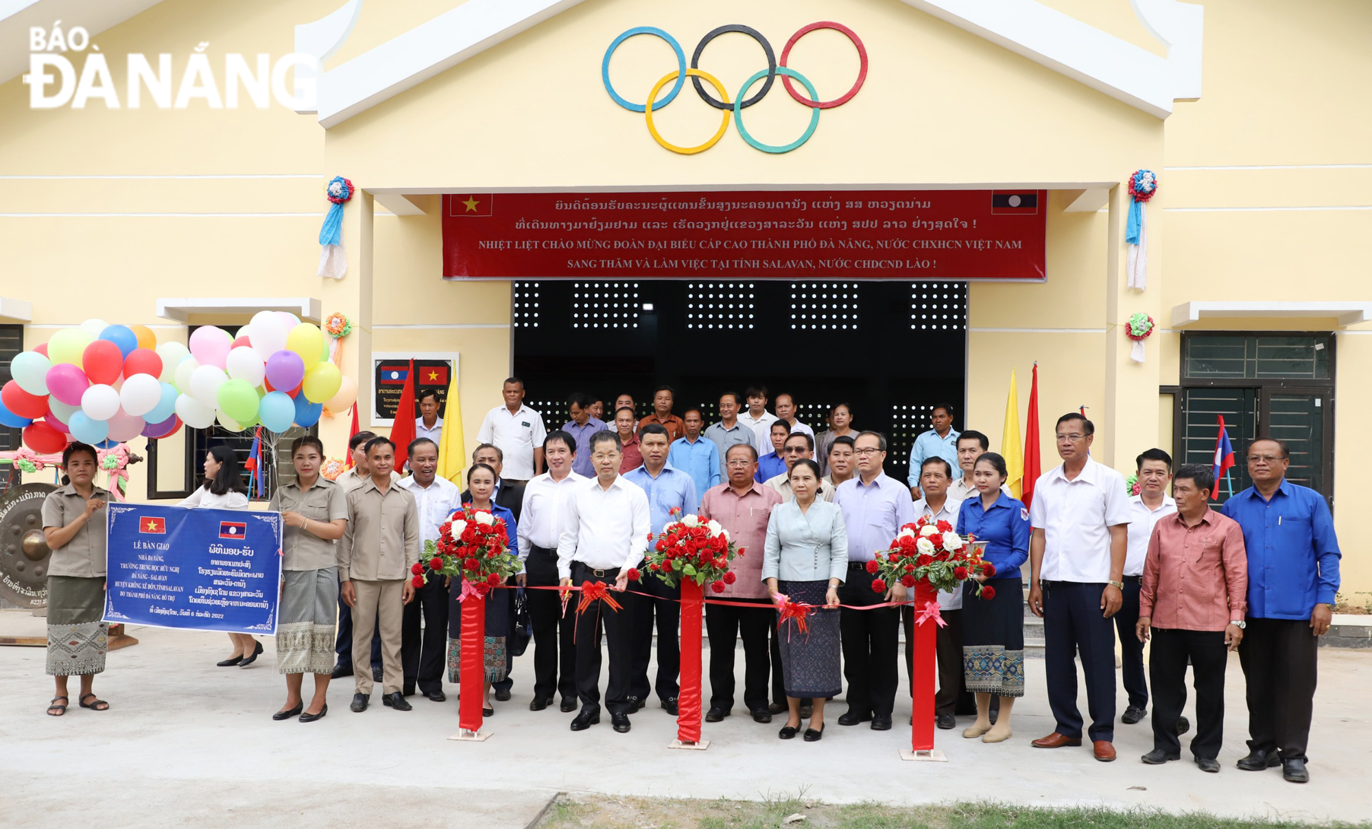 Secretary Nguyen Van Quang and leaders of Salavan Province cutting the ribbon to inaugurate the multi-purpose house at Salavan-Da Nang Friendship Junior High School. Photo: NGOC PHU