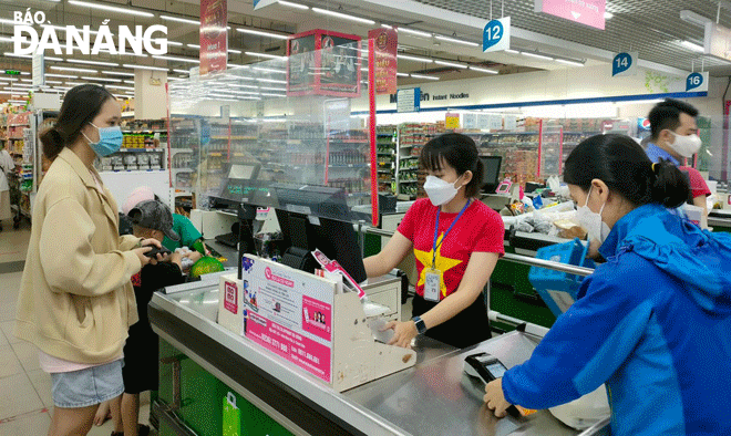 Hầu hết các siêu thị trên địa bàn thành phố đã triển khai thanh toán không tiền mặt.  Trong ảnh: Khách mua hàng tại Co.opmart Đà Nẵng. Ảnh: QUỲNH TRANG