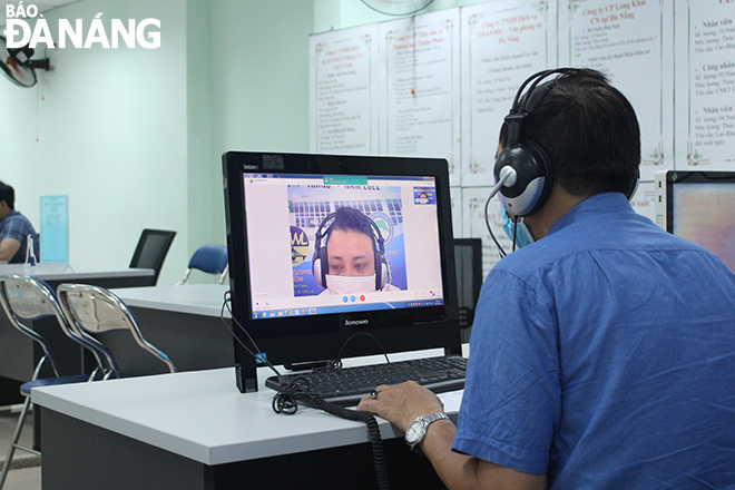 Một phiên giao dịch việc làm trực tuyến tại TTDVVL trên đường Phan Châu Trinh. Ảnh: QUỐC CƯỜNG