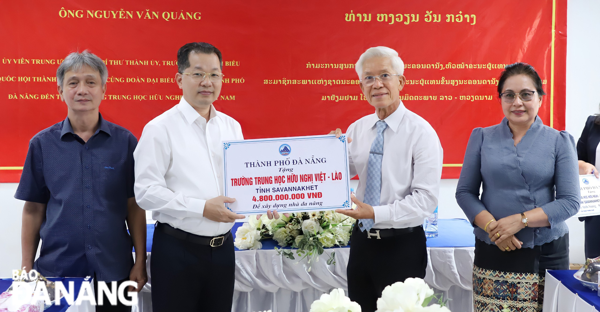 Da Nang Party Committee Secretary Nguyen Van Quang (left) giving financial support for the Viet Nam - Laos Friendship Senior High School in Savannakhet Province to build a multi-purpose house. Photo: NGOC PHU