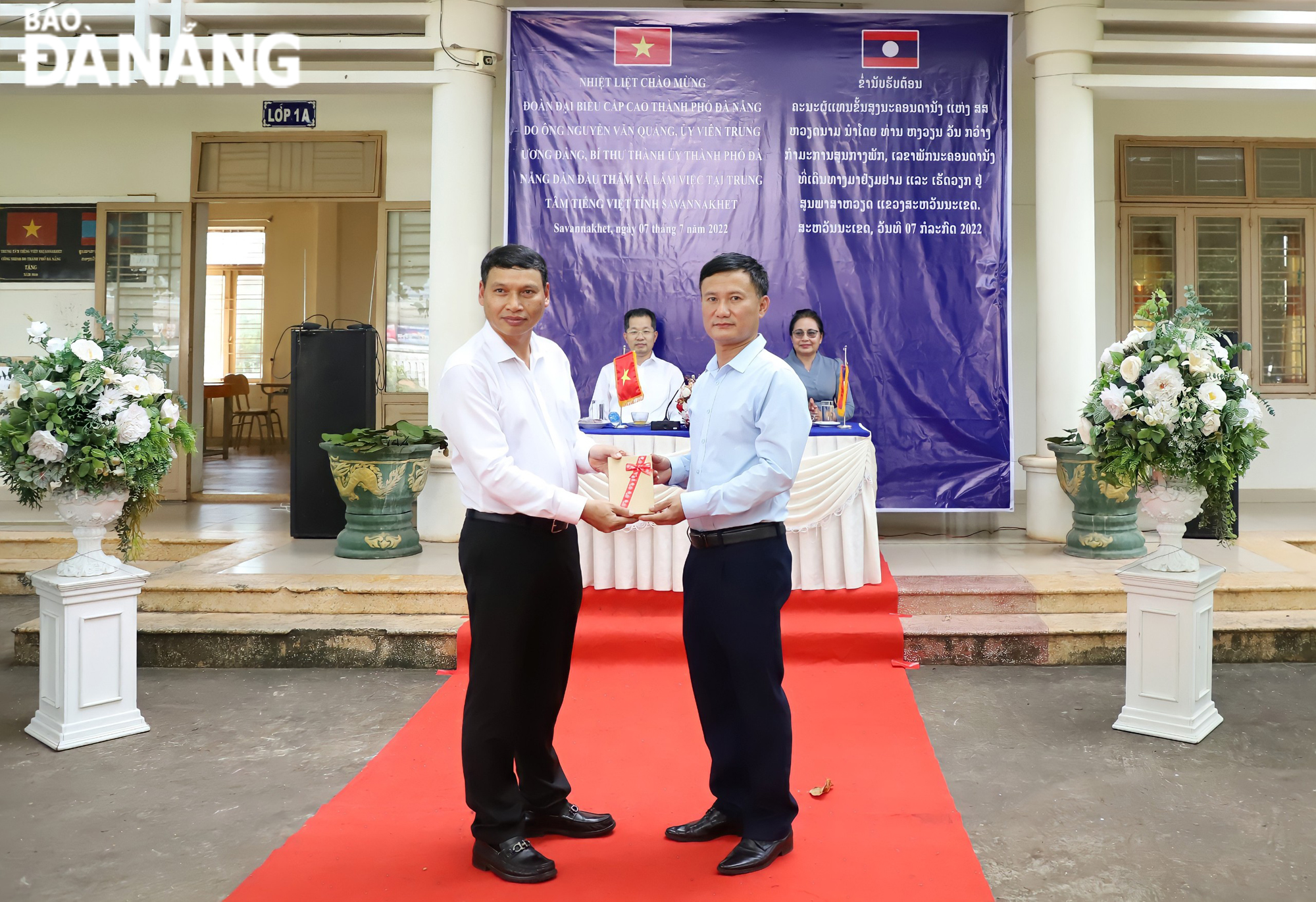 Da Nang People's Committe Vice Chairman Ho Ky Minh (left) presenting a gift to a representative from the Vietnamese Language Centre in Savannakhet Province. Photo: NGOC PHU