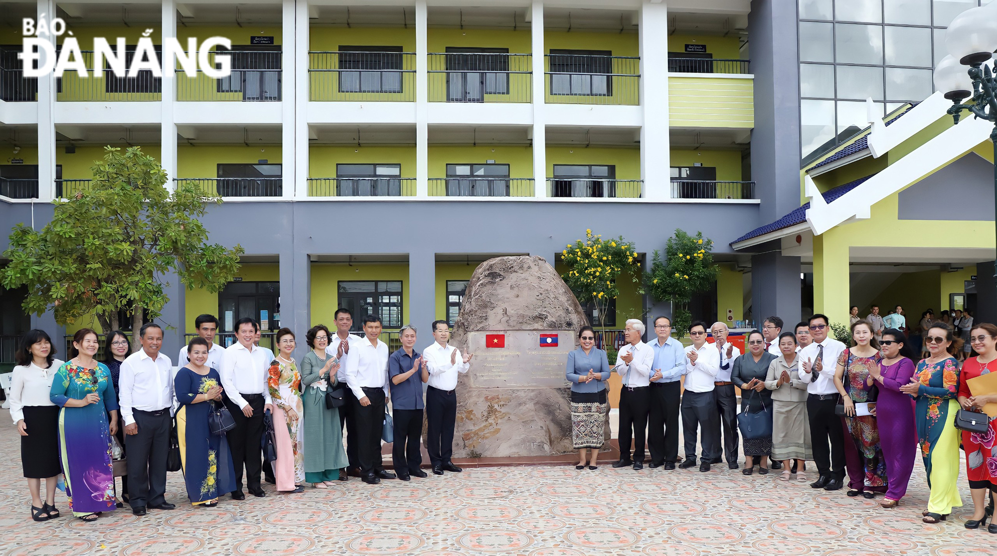 The Da Nang delegation taking a souvenir photo at the Viet Nam - Laos Friendship Senior High School. Photo: NGOC PHU