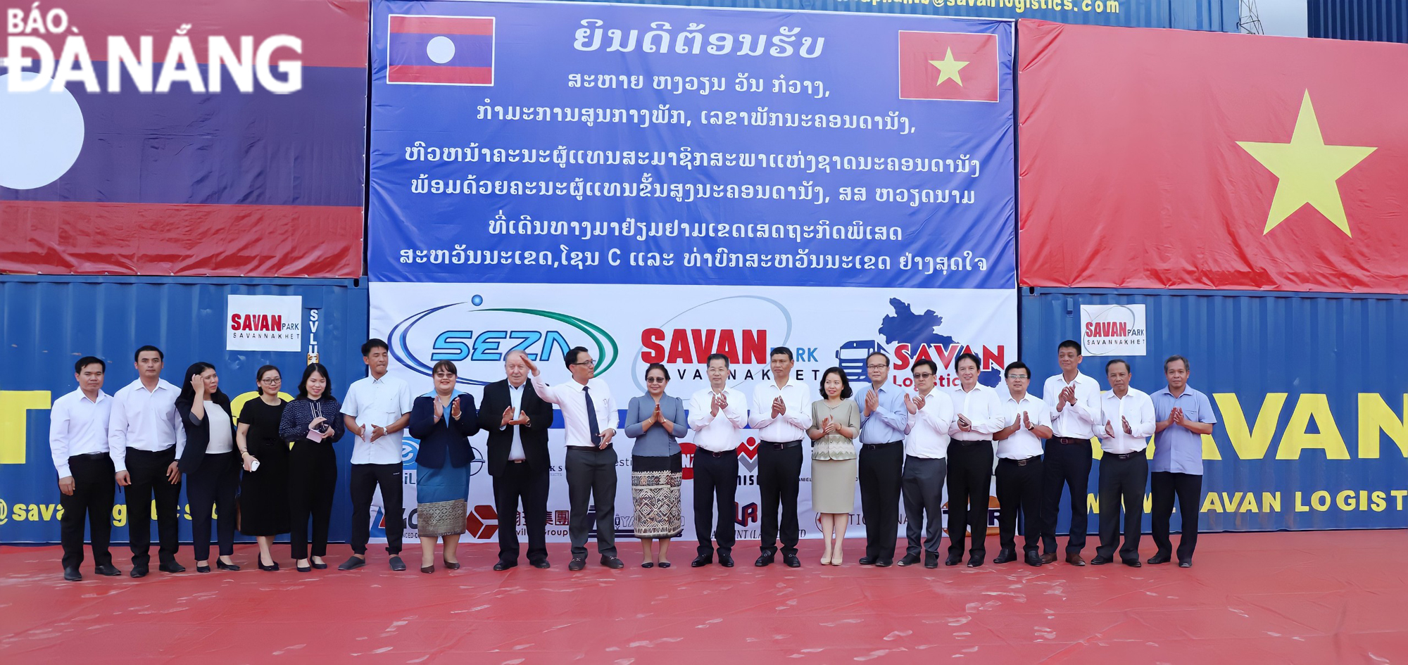 The Da Nang delegation taking a souvenir photo at the Savan-Seno Special Economic Zone. Photo: NGOC PHU