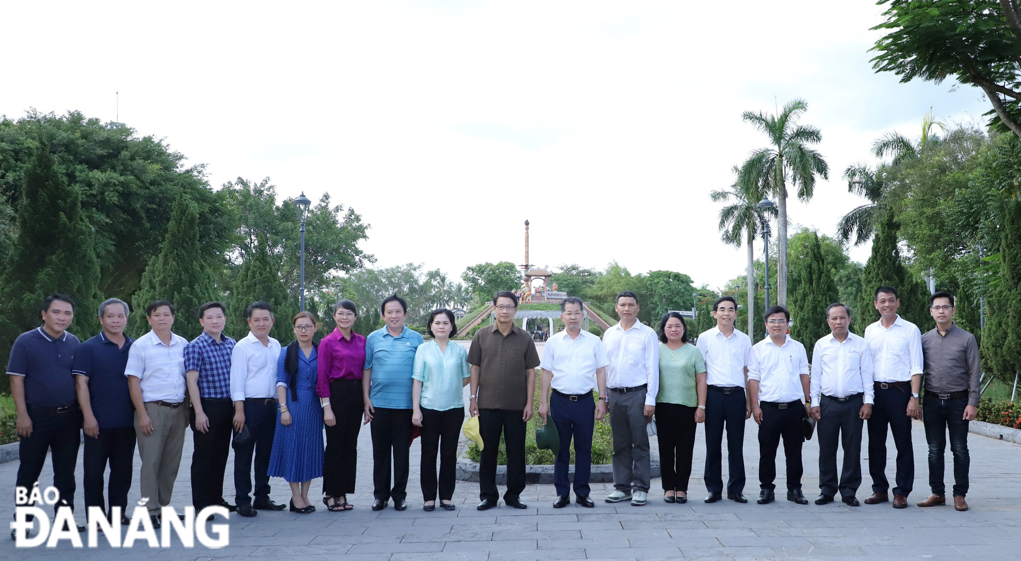 Đoàn lãnh đạo thành phố Đà Nẵng chụp ảnh lưu niệm tại Thành cổ Quảng Trị. Ảnh: NGỌC PHÚ