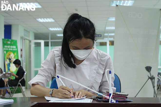 A job seeker is filling in the job application form at the Da Nang Employment Service Centre. Photo: QUOC CUONG