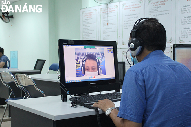 An online job session at the Da Nang Employment Service Centre located on Phan Chau Trinh Street. Photo: QUOC CUONG