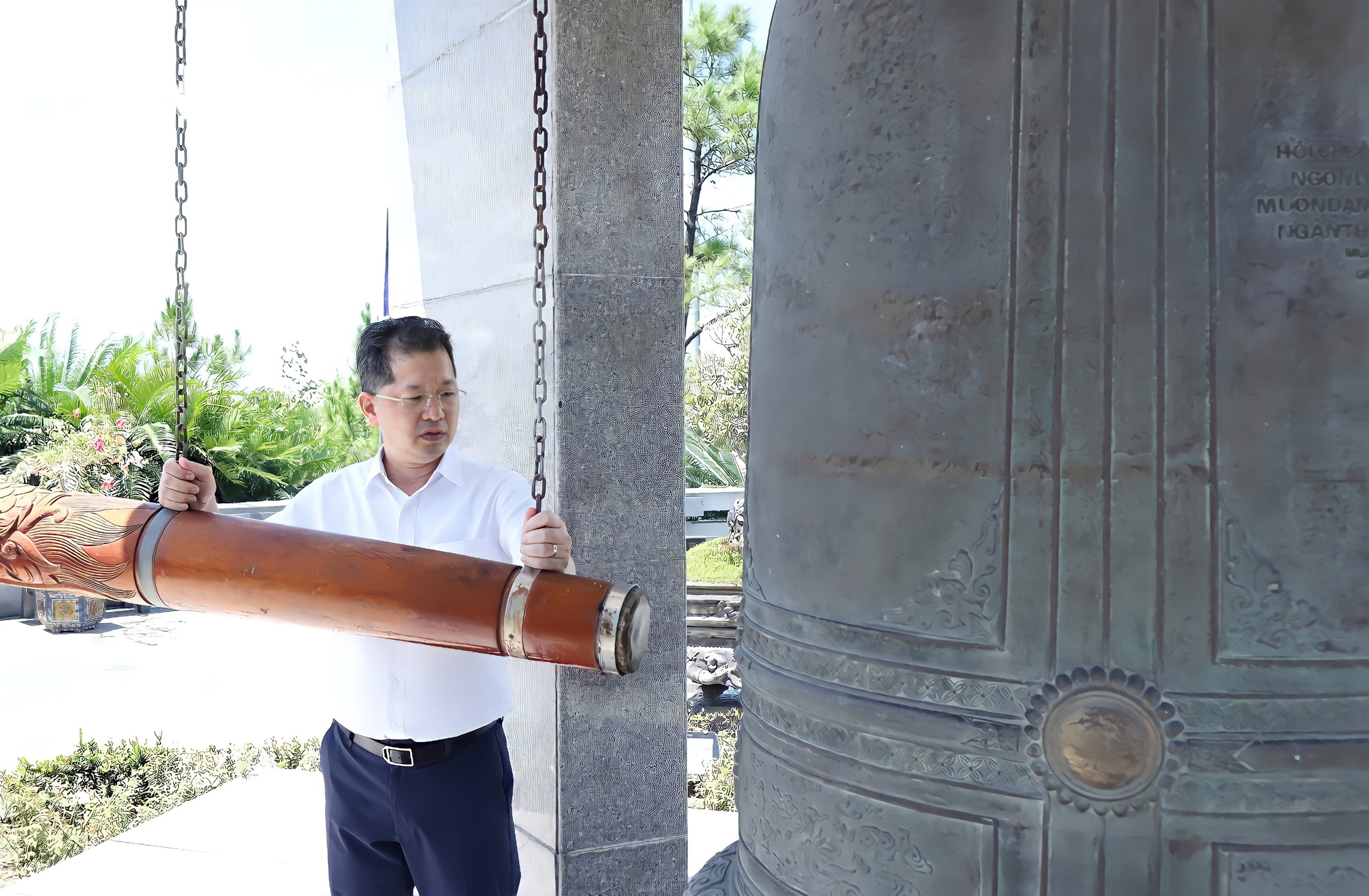  Municipal Party Committee Secretary Nguyen Van Quang ringing the bell at the Road 9 National Martyrs' Cemetery. Photo: NGOC PHU